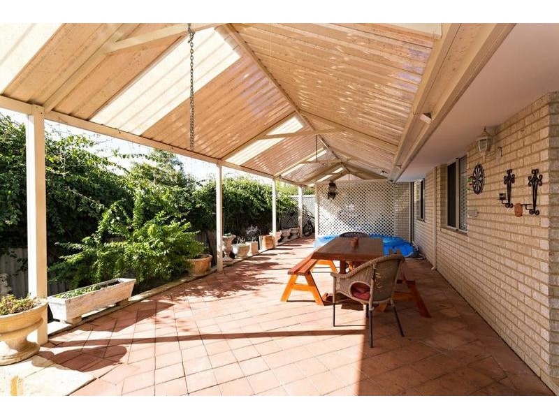 2 Silkwood Close, Halls Head WA 6210