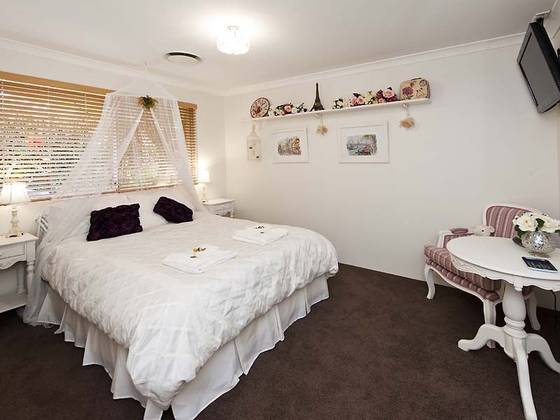 6 Dalton Way, Greenfields WA 6210