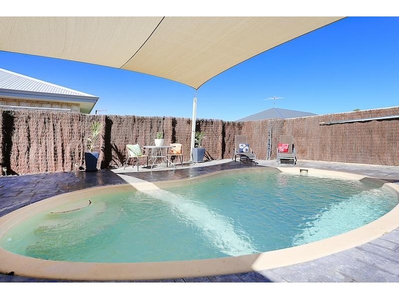 12 Dichondra Pass, Halls Head WA 6210