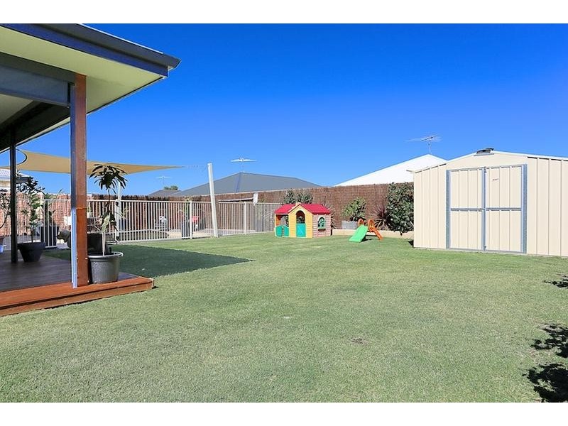 12 Dichondra Pass, Halls Head WA 6210