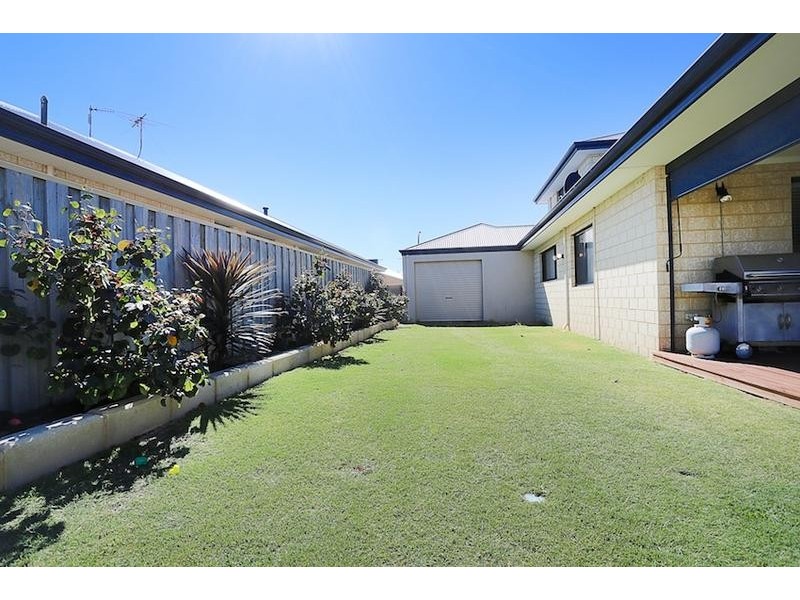 12 Dichondra Pass, Halls Head WA 6210