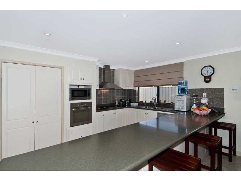 42 Ravendale drive, Dudley Park WA 6210