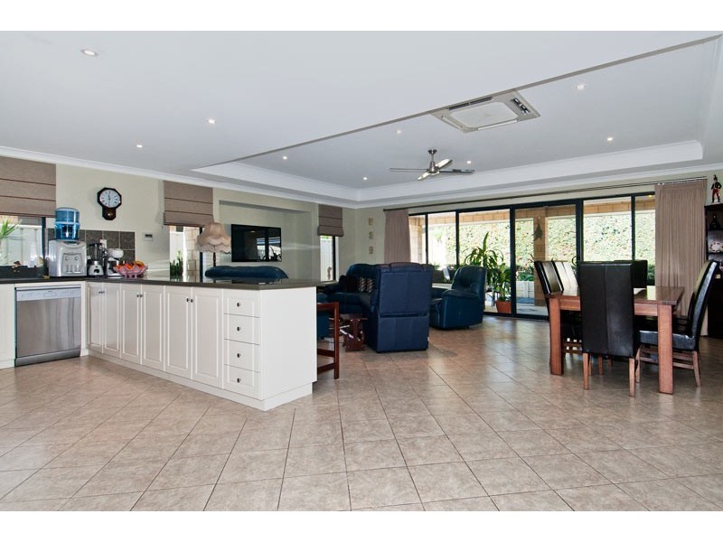 42 Ravendale drive, Dudley Park WA 6210