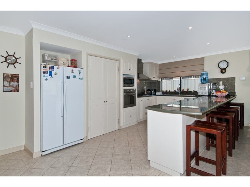 42 Ravendale drive, Dudley Park WA 6210