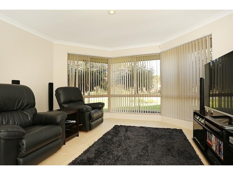 6 Oakmont Avenue, Meadow Springs WA 6210