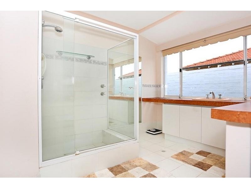 25 Warren Place, Dudley Park WA 6210