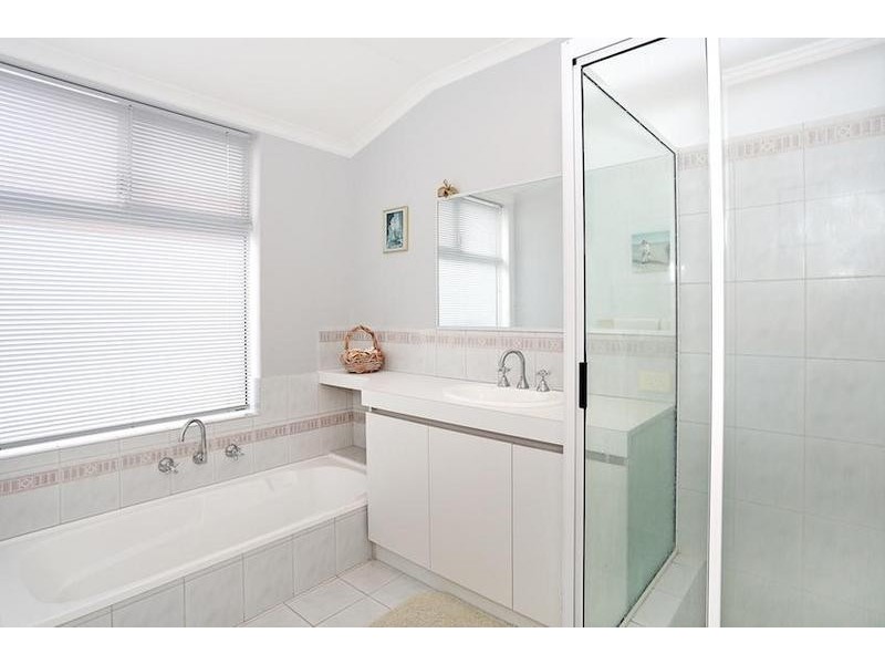 25 Warren Place, Dudley Park WA 6210