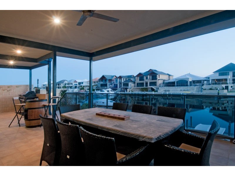 2 Nyari Court, Halls Head WA 6210