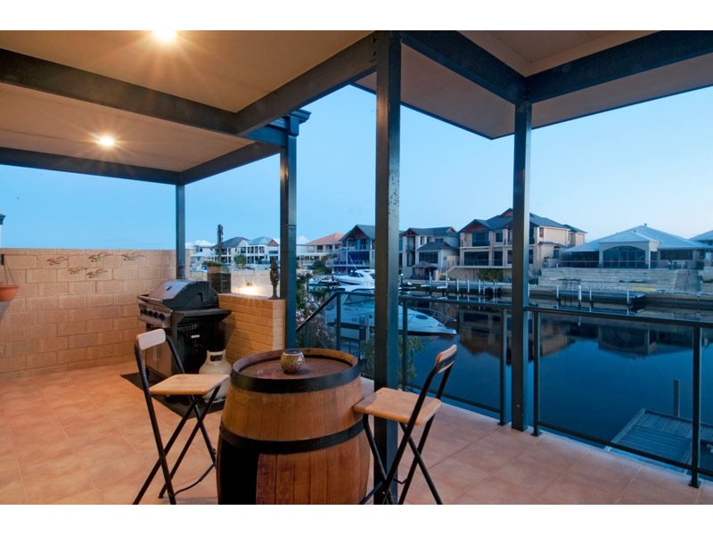 2 Nyari Court, Halls Head WA 6210