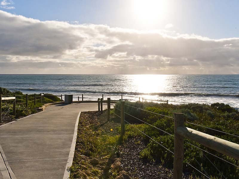 10 Shonae Pass, Halls Head WA 6210