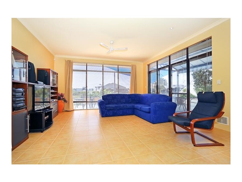 8 Leisure Way, Halls Head WA 6210