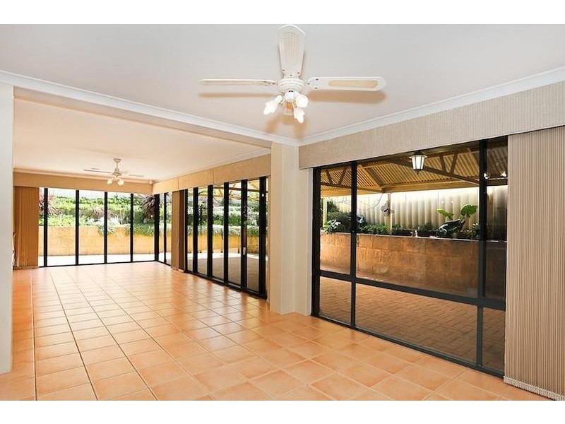 4 Wave Court, San Remo WA 6210