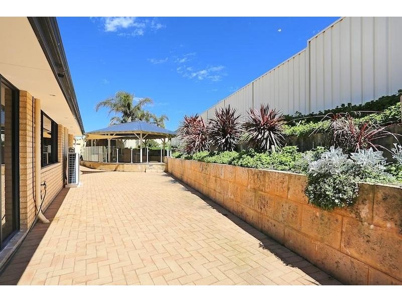 4 Wave Court, San Remo WA 6210