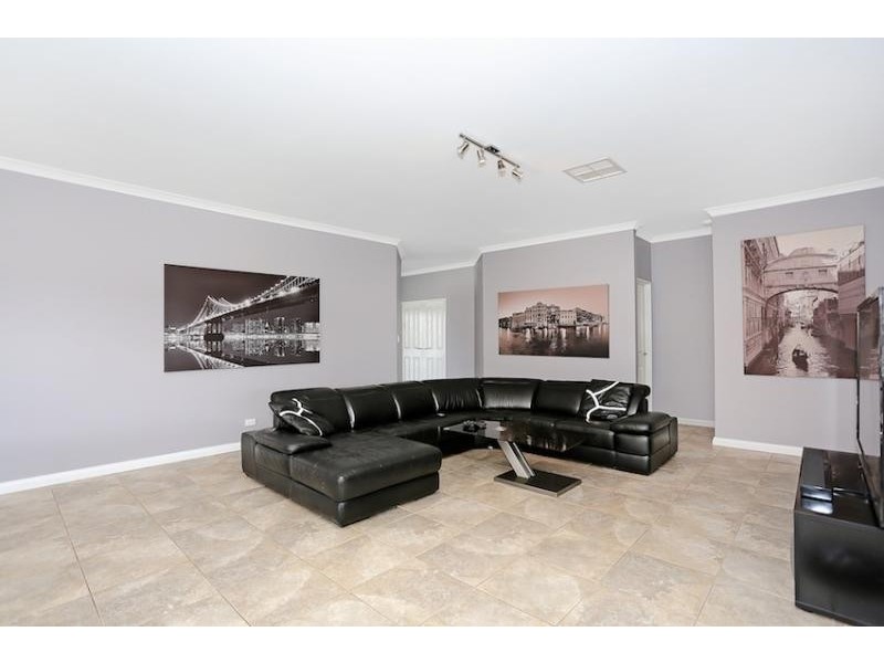 9 Marsdenia Road, Halls Head WA 6210