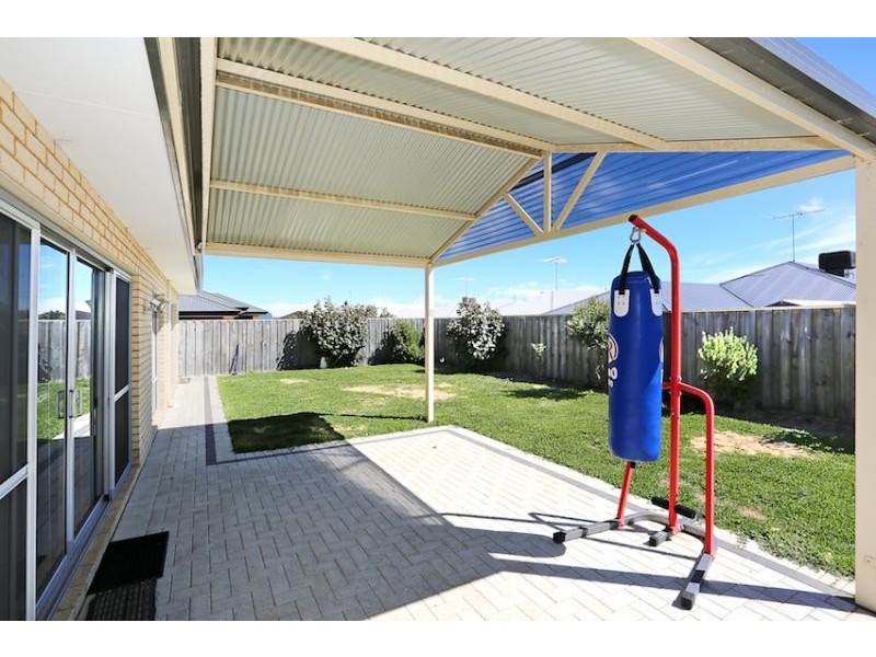 9 Marsdenia Road, Halls Head WA 6210