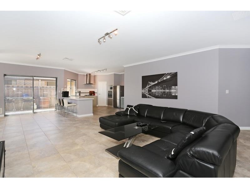 9 Marsdenia Road, Halls Head WA 6210