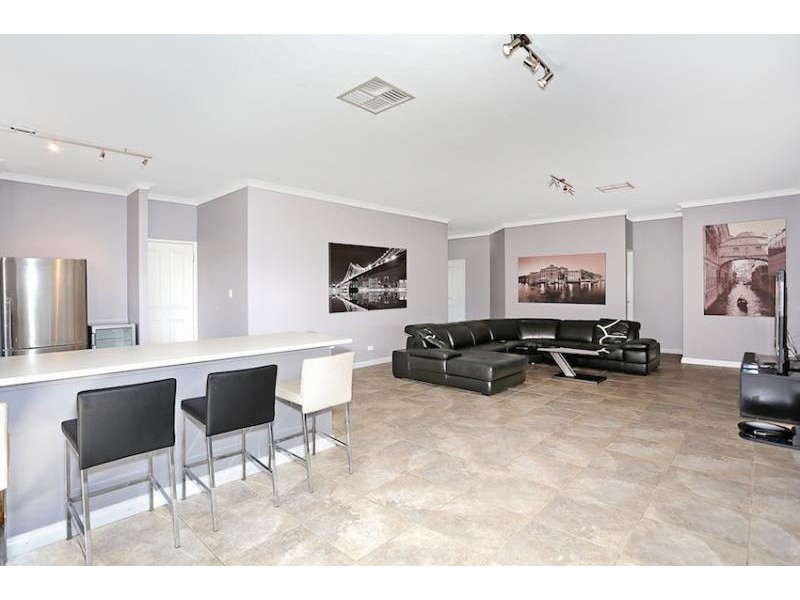 9 Marsdenia Road, Halls Head WA 6210