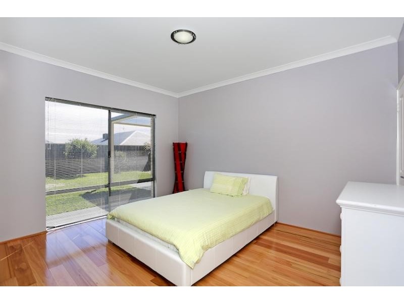 9 Marsdenia Road, Halls Head WA 6210