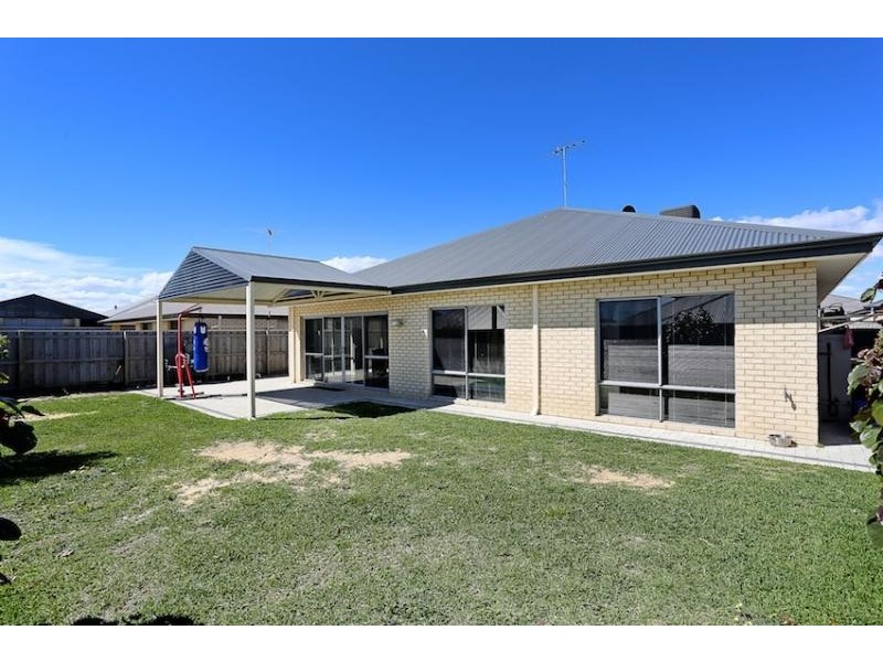 9 Marsdenia Road, Halls Head WA 6210