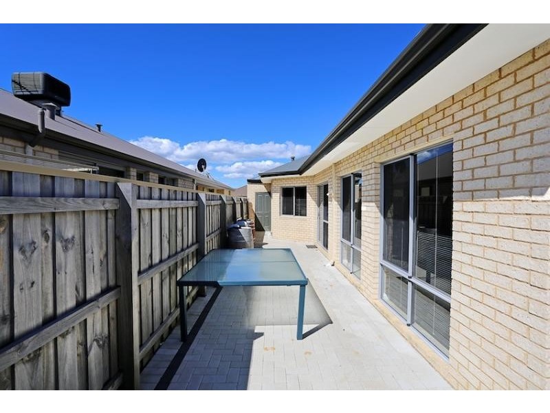 9 Marsdenia Road, Halls Head WA 6210