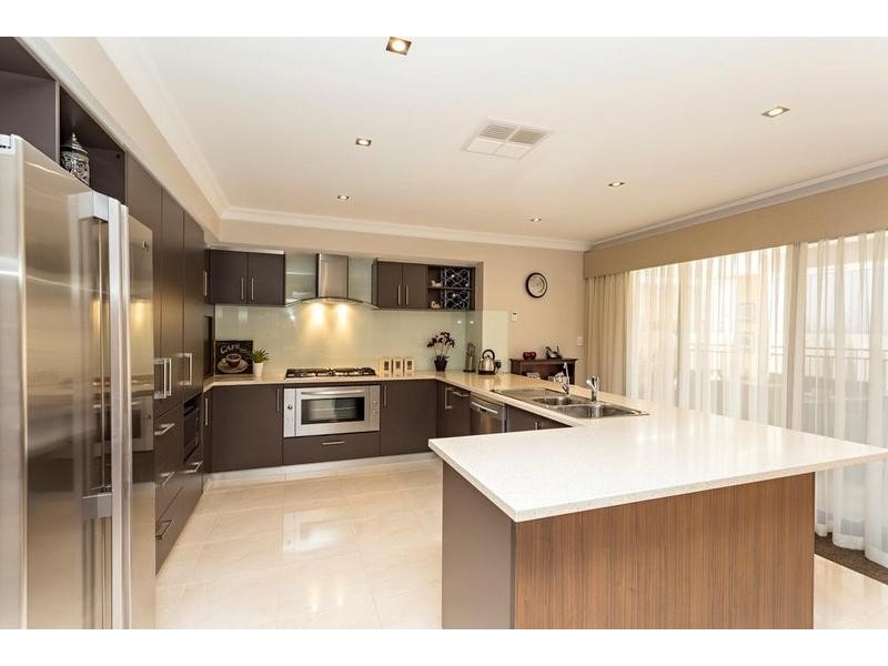 14 Torwood Edge, Halls Head WA 6210