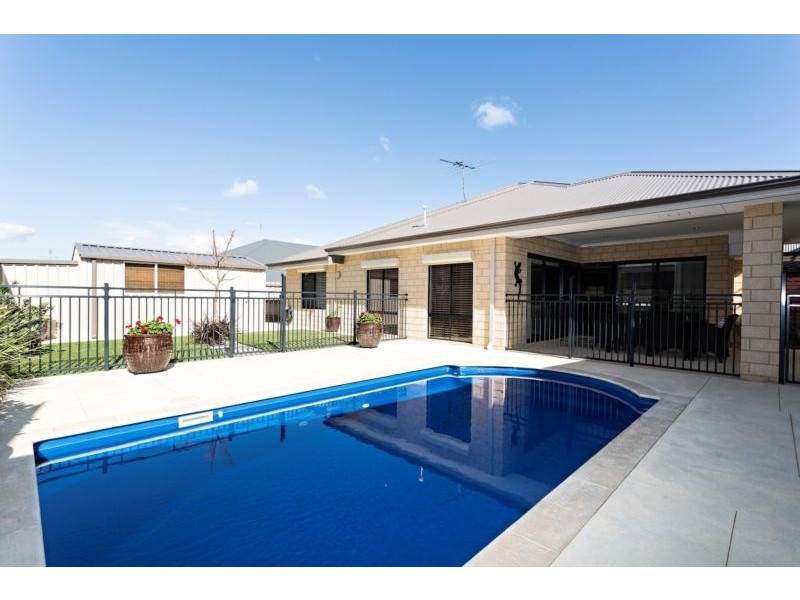 14 Torwood Edge, Halls Head WA 6210