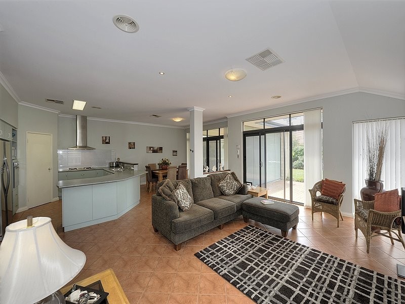 4 Maggie Way, Coodanup WA 6210