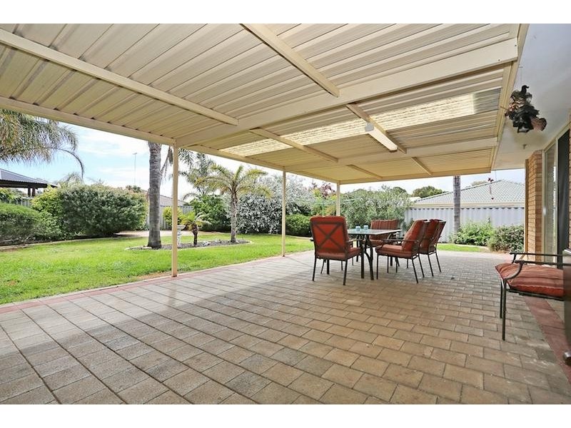 8 Lilac Green, Halls Head WA 6210