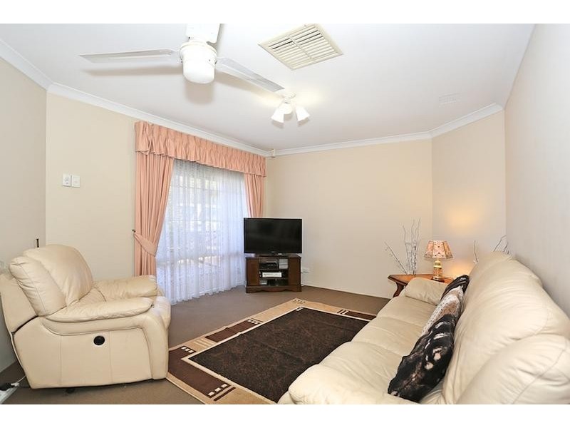 8 Lilac Green, Halls Head WA 6210