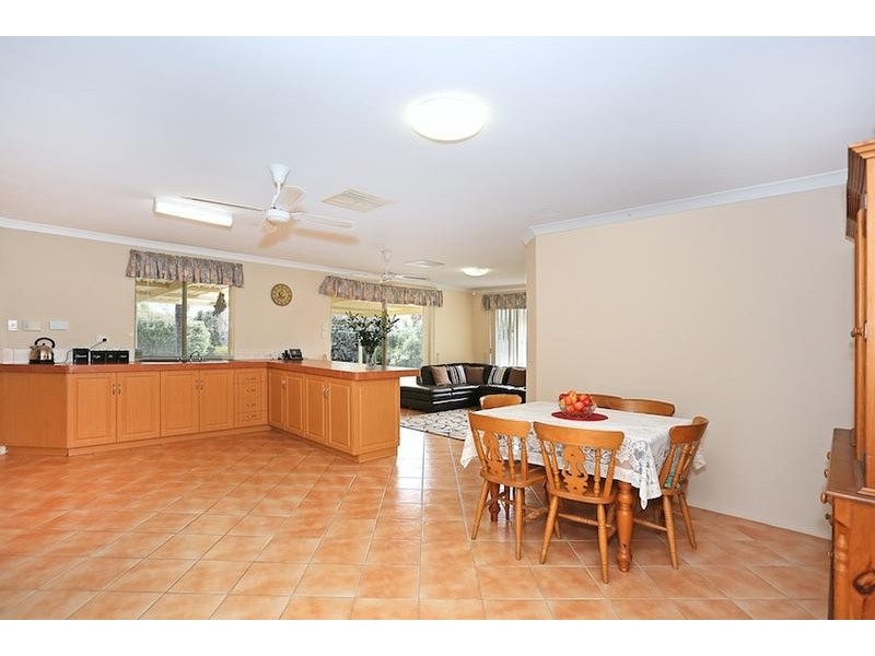 8 Lilac Green, Halls Head WA 6210