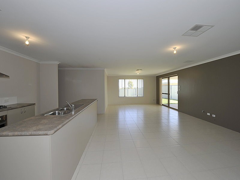 25 Oakwood Gate, Meadow Springs WA 6210