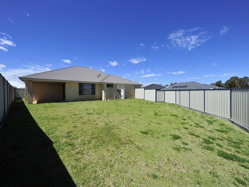 25 Oakwood Gate, Meadow Springs WA 6210