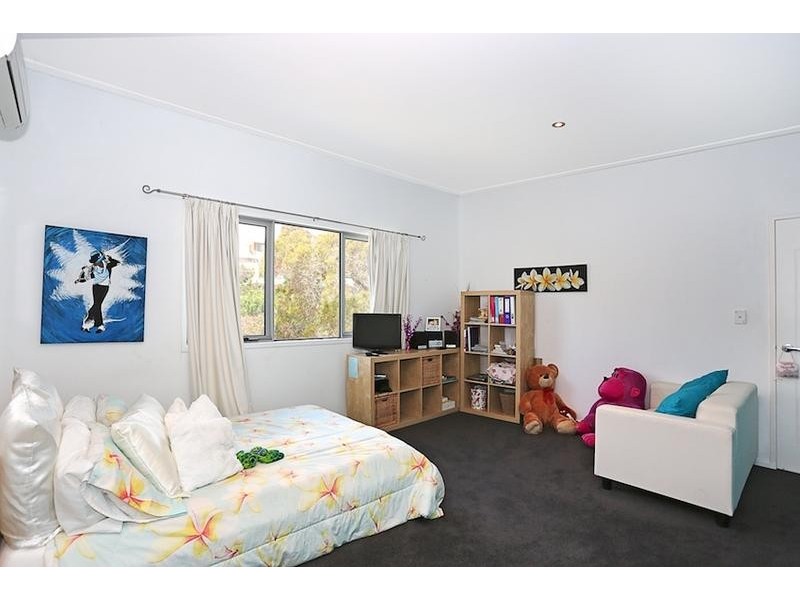 2 Allan Place, Halls Head WA 6210