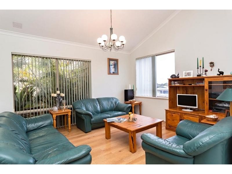 8 Nutans Court, Halls Head WA 6210