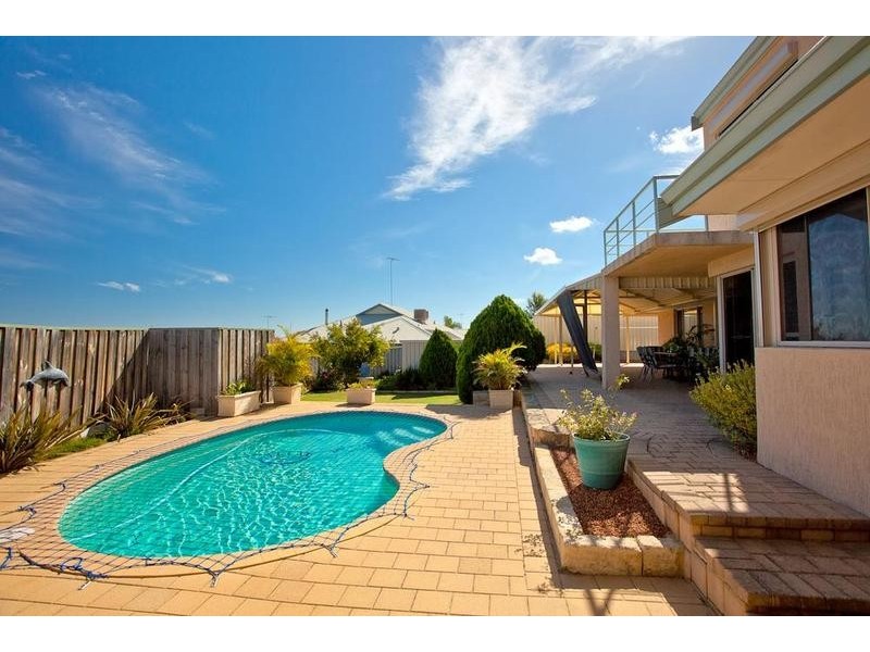8 Nutans Court, Halls Head WA 6210
