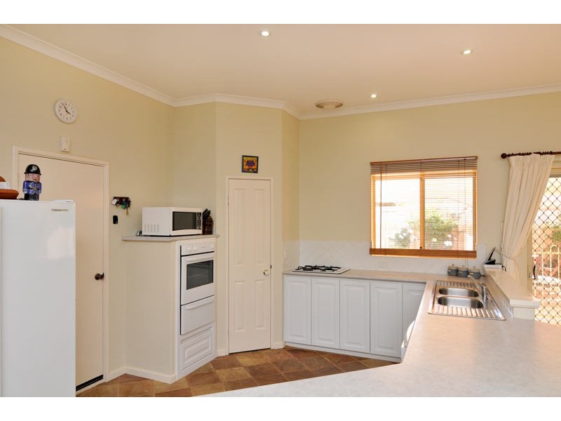 7 Admiralty Crescent, Halls Head WA 6210