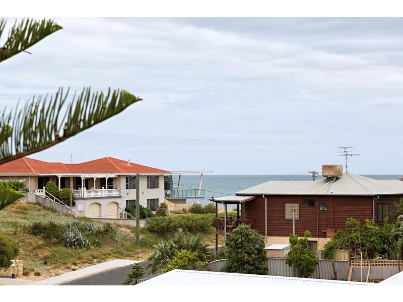 20 Valley Road, Halls Head WA 6210