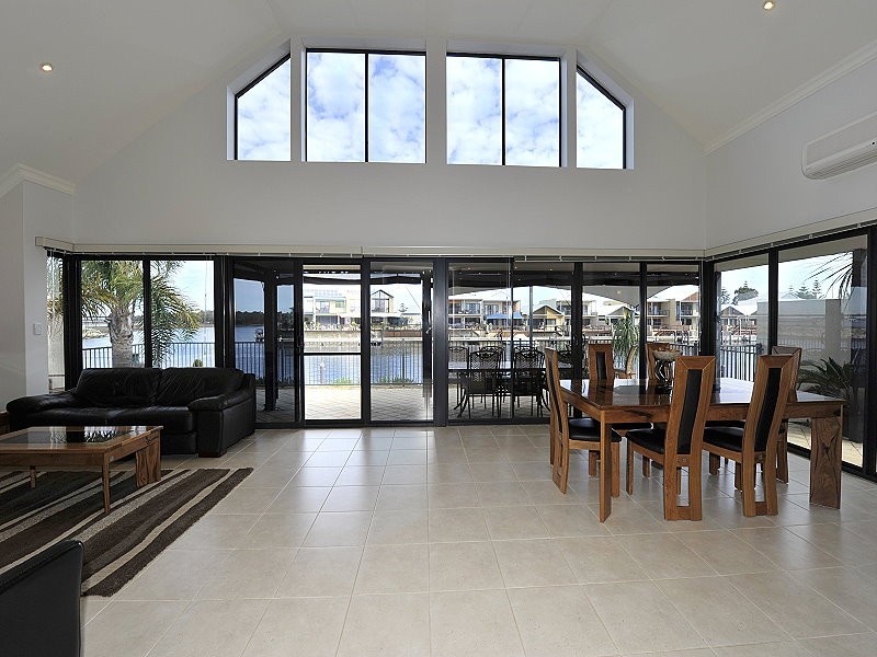 12 Bermuda Pl, Halls Head WA 6210