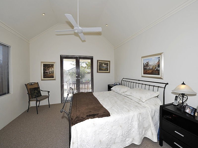 12 Bermuda Pl, Halls Head WA 6210