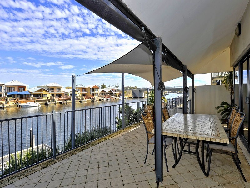 12 Bermuda Pl, Halls Head WA 6210