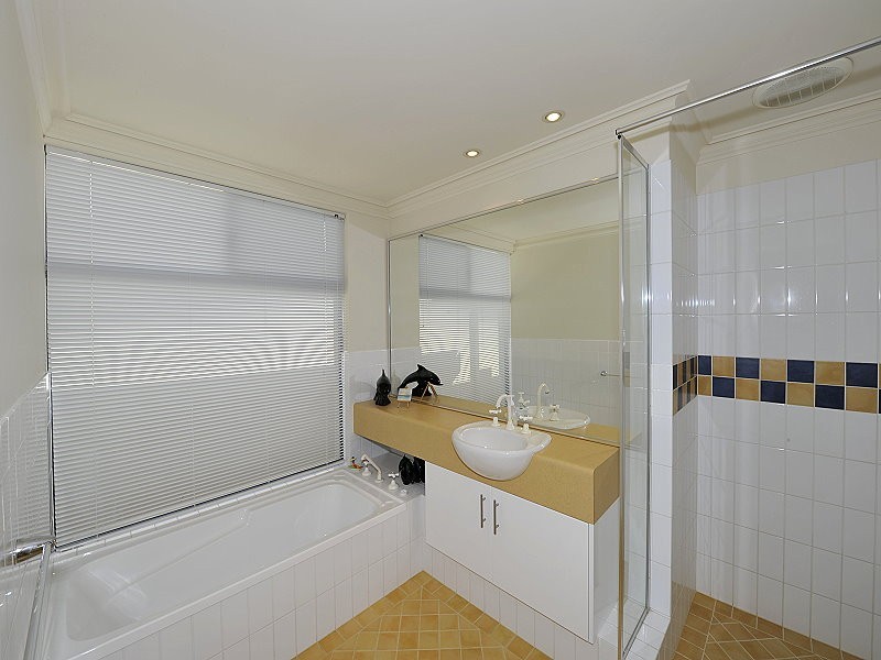 12 Bermuda Pl, Halls Head WA 6210