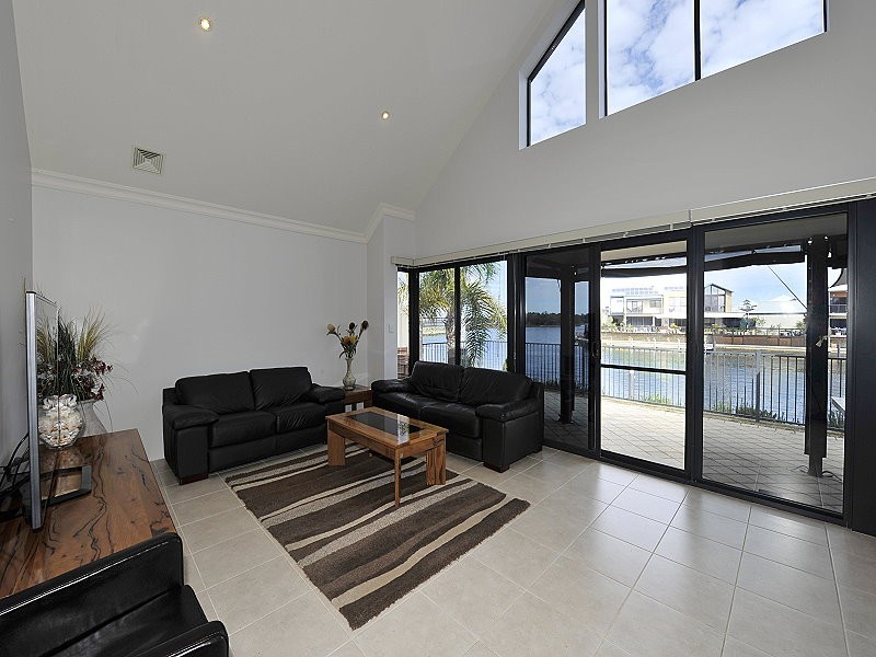 12 Bermuda Pl, Halls Head WA 6210