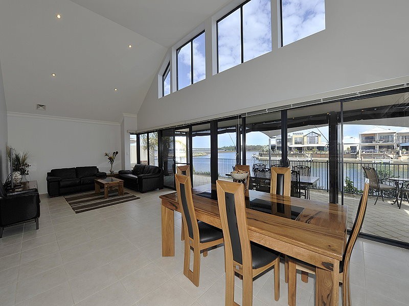 12 Bermuda Pl, Halls Head WA 6210