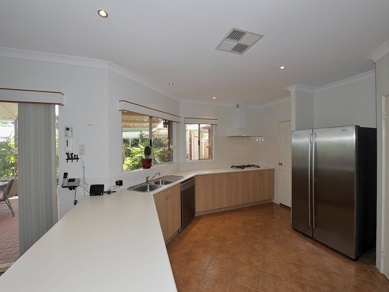 6 Napier Close, Halls Head WA 6210