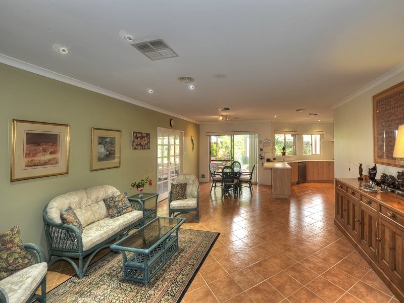 6 Napier Close, Halls Head WA 6210