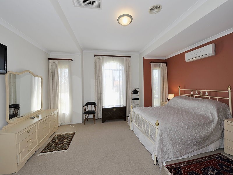 6 Napier Close, Halls Head WA 6210