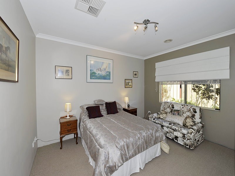 6 Napier Close, Halls Head WA 6210