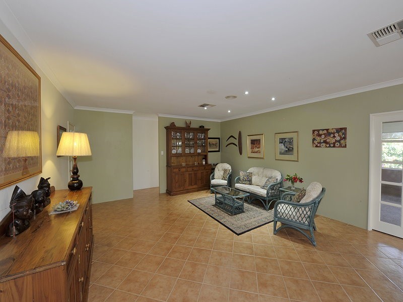 6 Napier Close, Halls Head WA 6210