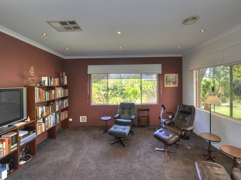 6 Napier Close, Halls Head WA 6210