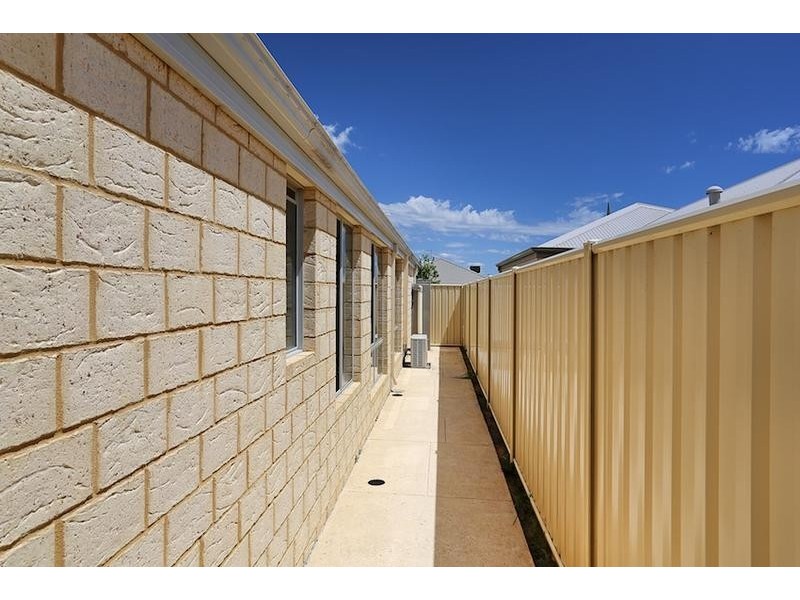 20 Banksiadale Gate, Lakelands WA 6180